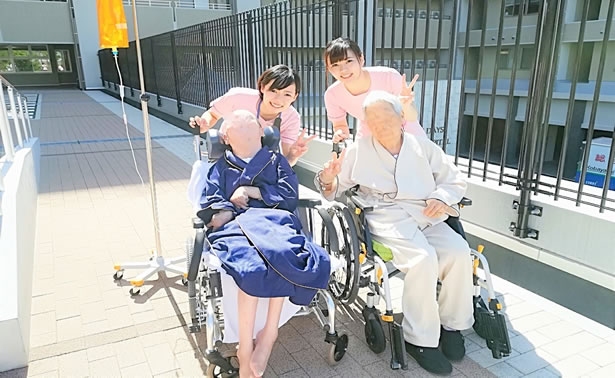 写真:院内散策の様子