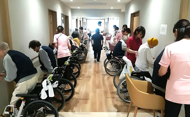 写真:集団起立着座練習の様子